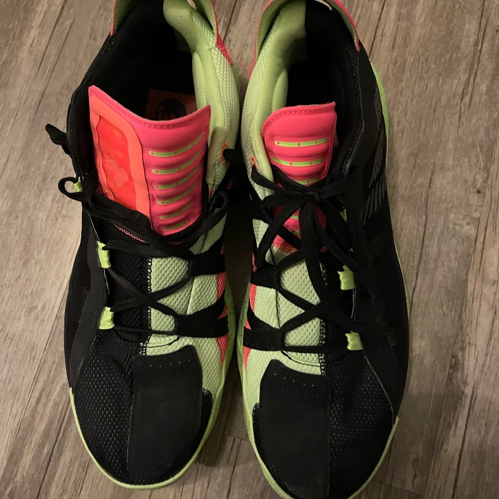 Mens adidas dame basketball shoes